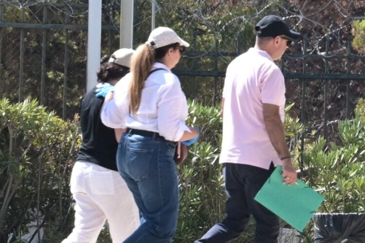 Η Αλγερινή μητέρα του κοριτσιού που βρέθηκε νεκρό στο Π. Φάληρο (φωτ.: EUROKINISSI / Τατιάνα Μπόλαρη)