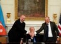 Από αριστερά, ο πρόεδρος του Αζερμπαϊτζάν Ιλχάμ Αλίεφ, ο Αμερικανός πρόεδρος Ντόναλντ Τραμπ και ο πρωθυπουργός της Αρμενίας Νικόλ Πασινιάν σφίγγουν τα χέρια μετά την επίτευξη της συμφωνίας για ειρήνευση στην περιοχή του Καυκάσου (φωτ.: EPA/Nathan Howard/Pool)