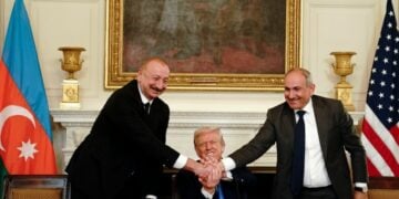Από αριστερά, ο πρόεδρος του Αζερμπαϊτζάν Ιλχάμ Αλίεφ, ο Αμερικανός πρόεδρος Ντόναλντ Τραμπ και ο πρωθυπουργός της Αρμενίας Νικόλ Πασινιάν σφίγγουν τα χέρια μετά την επίτευξη της συμφωνίας για ειρήνευση στην περιοχή του Καυκάσου (φωτ.: EPA/Nathan Howard/Pool)