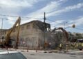 Μπουλντόζες κατεδαφίζουν το ιστορικό κτήριο της «Αλυσίδας» στη Χαριλάου (φωτ.: ΑΠΕ-ΜΠΕ)