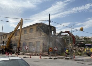 Μπουλντόζες κατεδαφίζουν το ιστορικό κτήριο της «Αλυσίδας» στη Χαριλάου (φωτ.: ΑΠΕ-ΜΠΕ)
