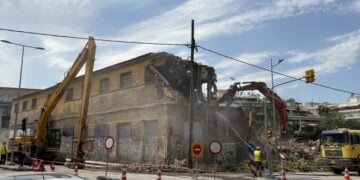 Μπουλντόζες κατεδαφίζουν το ιστορικό κτήριο της «Αλυσίδας» στη Χαριλάου (φωτ.: ΑΠΕ-ΜΠΕ)