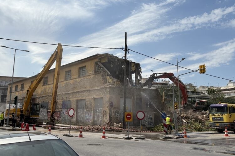 Μπουλντόζες κατεδαφίζουν το ιστορικό κτήριο της «Αλυσίδας» στη Χαριλάου (φωτ.: ΑΠΕ-ΜΠΕ)
