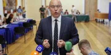 Το θύμα, Αντρίι Παρούμπι, σε φωτογραφία του 2019, κάνει δηλώσεις στη διάρκεια εκλογικής διαδικασίας στην Ουκρανία (φωτ.: EPA/Sergey Dolzhenko)