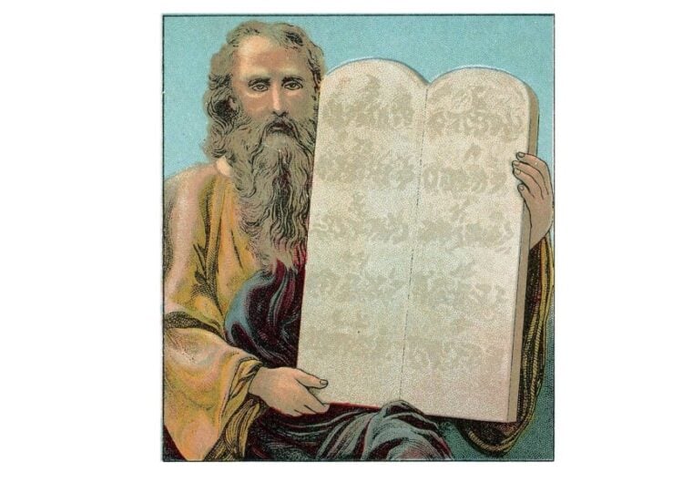 Ο Μωυσής κρατάει τις Δέκα Εντολές (φωτ.: Providence Lithograph Company/el.wikipedia.org)
