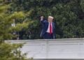 Ο Αμερικανός πρόεδρος Ντόναλντ Τραμπ απαντά σε ερώτηση δημοσιογράφων ενώ περπατάει στη στέγη κτηρίου του Λευκού Οίκου (φωτ.: EPA/SHAWN THEW)
