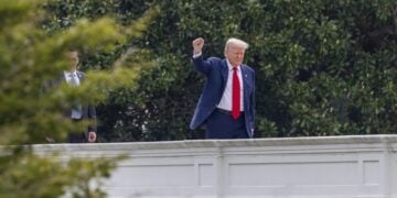 Ο Αμερικανός πρόεδρος Ντόναλντ Τραμπ απαντά σε ερώτηση δημοσιογράφων ενώ περπατάει στη στέγη κτηρίου του Λευκού Οίκου (φωτ.: EPA/SHAWN THEW)