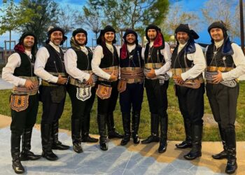 Άνδρες με παραδοσιακή ποντιακή ζίπκα εκπροσωπούν τον ελληνικό πολιτισμό στο Διεθνές Φεστιβάλ του Ρίμινι στην Ιταλία. Η ενδυματολογική επιμέλεια είναι από το   Ραφείον Καλαμαρινού (πηγή: facebook.com/ ArgonautesKilkis)