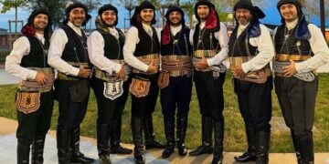 Άνδρες με παραδοσιακή ποντιακή ζίπκα εκπροσωπούν τον ελληνικό πολιτισμό στο Διεθνές Φεστιβάλ του Ρίμινι στην Ιταλία. Η ενδυματολογική επιμέλεια είναι από το   Ραφείον Καλαμαρινού (πηγή: facebook.com/ ArgonautesKilkis)