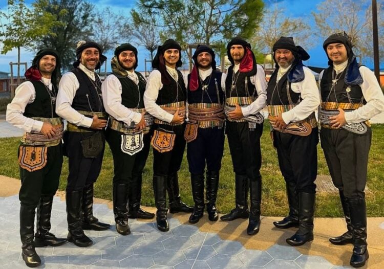 Άνδρες με παραδοσιακή ποντιακή ζίπκα εκπροσωπούν τον ελληνικό πολιτισμό στο Διεθνές Φεστιβάλ του Ρίμινι στην Ιταλία. Η ενδυματολογική επιμέλεια είναι από το   Ραφείον Καλαμαρινού (πηγή: facebook.com/ ArgonautesKilkis)