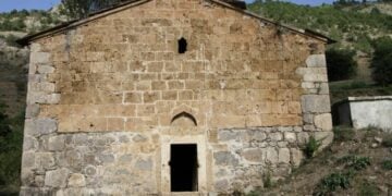 Η πρόσοψη της εκκλησίας του χωριού όπου υπήρχε και νεκροταφείο (φωτ.: karadeniz.gov.tr)
