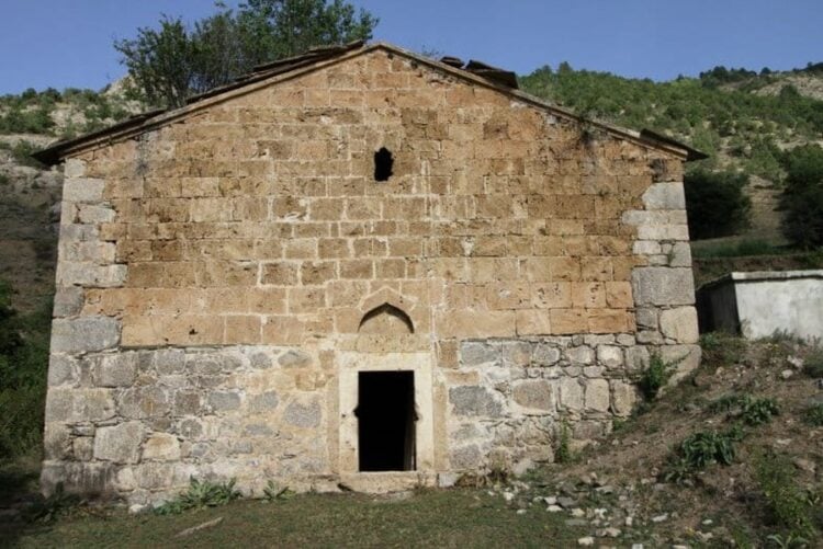 Η πρόσοψη της εκκλησίας του χωριού όπου υπήρχε και νεκροταφείο (φωτ.: karadeniz.gov.tr)