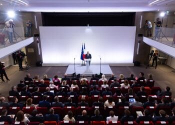 Ο Γάλλος πρωθυπουργός Φρανσουά Μπαϊρού στη διάρκεια της σημερινής συνέντευξης Τύπου (φωτ.: EPA/Christophe Petit Tesson)