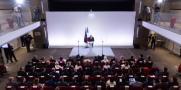 Ο Γάλλος πρωθυπουργός Φρανσουά Μπαϊρού στη διάρκεια της σημερινής συνέντευξης Τύπου (φωτ.: EPA/Christophe Petit Tesson)