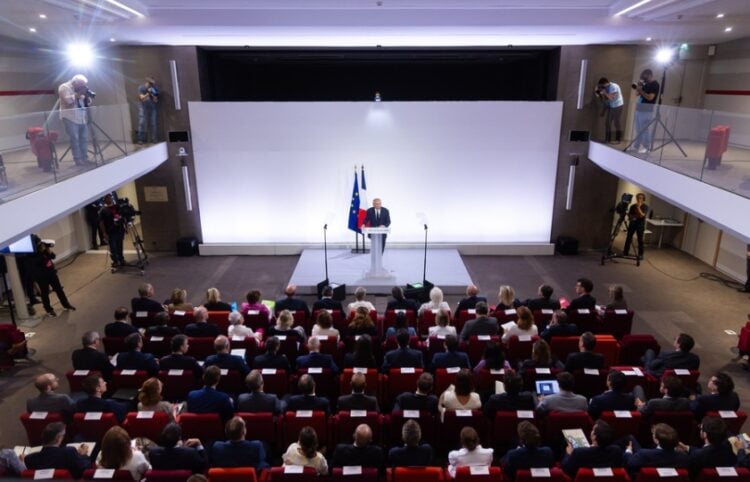 Ο Γάλλος πρωθυπουργός Φρανσουά Μπαϊρού στη διάρκεια της σημερινής συνέντευξης Τύπου (φωτ.: EPA/Christophe Petit Tesson)