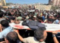 Άνθρωποι μεταφέρουν τη σορό του ενός Παλαιστίνιου δημοσιογράφου που σκοτώθηκε κατά την ισραηλινή επιδρομή στο νοσοκομείο Νασέρ στη Χαν Γιουνίς (φωτ.: EPA / Haitham Imad)