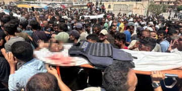Άνθρωποι μεταφέρουν τη σορό του ενός Παλαιστίνιου δημοσιογράφου που σκοτώθηκε κατά την ισραηλινή επιδρομή στο νοσοκομείο Νασέρ στη Χαν Γιουνίς (φωτ.: EPA / Haitham Imad)