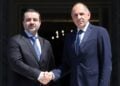 Χειραψία του υπουργού Εξωτερικών Γιώργου Γεραπετρίτη με τον μεταβατικό υπουργό Εξωτερικών και Αποδήμων της Αραβικής Δημοκρατίας της Συρίας, Ασάαντ Αλ-Σιμπάνι (φωτ.: x.com/GreeceMFA)
