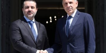Χειραψία του υπουργού Εξωτερικών Γιώργου Γεραπετρίτη με τον μεταβατικό υπουργό Εξωτερικών και Αποδήμων της Αραβικής Δημοκρατίας της Συρίας, Ασάαντ Αλ-Σιμπάνι (φωτ.: x.com/GreeceMFA)