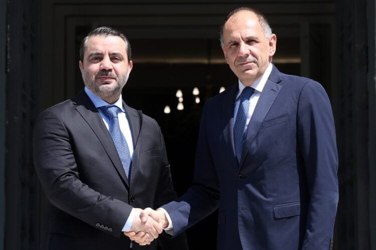 Χειραψία του υπουργού Εξωτερικών Γιώργου Γεραπετρίτη με τον μεταβατικό υπουργό Εξωτερικών και Αποδήμων της Αραβικής Δημοκρατίας της Συρίας, Ασάαντ Αλ-Σιμπάνι (φωτ.: x.com/GreeceMFA)