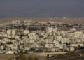Άποψη της γειτονιάς Alzaim στην Ανατολική Ιερουσαλήμ   και του ισραηλινού οικισμού Ma'ale Adumim στη Δυτική Όχθη, το 2016. Ο οικισμός έχει αναπτυχθεί ακόμα περισσότερο (φωτ.: EPA/ATEF SAFADI)