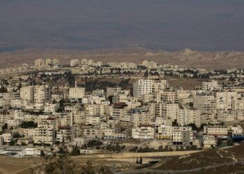 Άποψη της γειτονιάς Alzaim στην Ανατολική Ιερουσαλήμ   και του ισραηλινού οικισμού Ma'ale Adumim στη Δυτική Όχθη, το 2016. Ο οικισμός έχει αναπτυχθεί ακόμα περισσότερο (φωτ.: EPA/ATEF SAFADI)