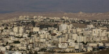 Άποψη της γειτονιάς Alzaim στην Ανατολική Ιερουσαλήμ   και του ισραηλινού οικισμού Ma'ale Adumim στη Δυτική Όχθη, το 2016. Ο οικισμός έχει αναπτυχθεί ακόμα περισσότερο (φωτ.: EPA/ATEF SAFADI)
