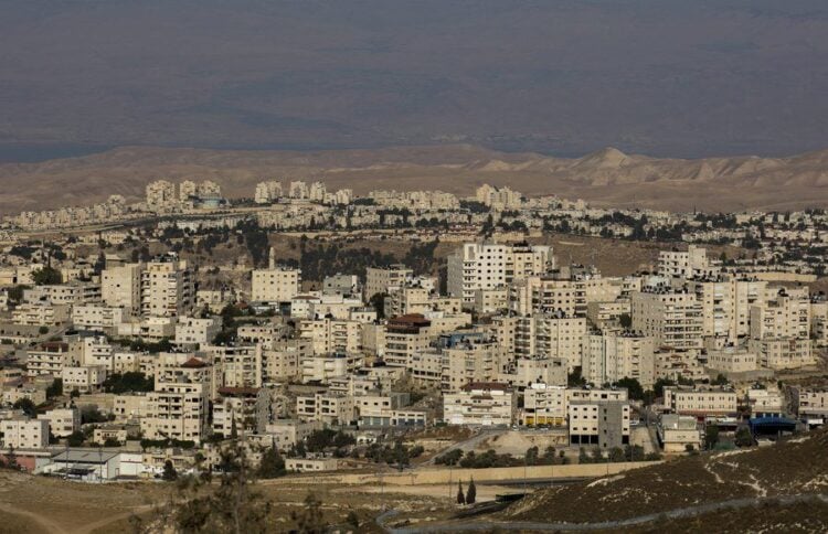 Άποψη της γειτονιάς Alzaim στην Ανατολική Ιερουσαλήμ   και του ισραηλινού οικισμού Ma'ale Adumim στη Δυτική Όχθη, το 2016. Ο οικισμός έχει αναπτυχθεί ακόμα περισσότερο (φωτ.: EPA/ATEF SAFADI)