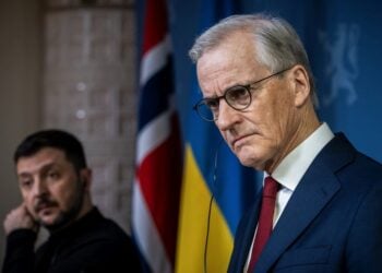 Ο πρωθυπουργός της Νορβηγίας Γιόνας Γκαρ Στέρε και ο Ουκρανός πρόεδρος Βολοντίμιρ Ζελένσκι, σε παλαιότερη συνάντηση στο Όσλο (φωτ.: EPA/ OLE BERG-RUSTEN NORWAY OUT)