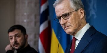 Ο πρωθυπουργός της Νορβηγίας Γιόνας Γκαρ Στέρε και ο Ουκρανός πρόεδρος Βολοντίμιρ Ζελένσκι, σε παλαιότερη συνάντηση στο Όσλο (φωτ.: EPA/ OLE BERG-RUSTEN NORWAY OUT)