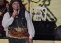 Ο Μπάμπης Καπουρτίδης με την ποντιακή φορεσιά σε εκδήλωση της Ευξείνου Λέσχης Βέροιας (φωτ.: veriotis.gr)
