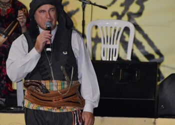 Ο Μπάμπης Καπουρτίδης με την ποντιακή φορεσιά σε εκδήλωση της Ευξείνου Λέσχης Βέροιας (φωτ.: veriotis.gr)