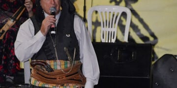 Ο Μπάμπης Καπουρτίδης με την ποντιακή φορεσιά σε εκδήλωση της Ευξείνου Λέσχης Βέροιας (φωτ.: veriotis.gr)