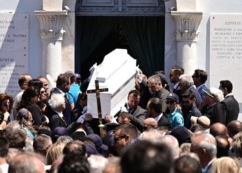 Το λευκό φέρετρο με τη σορό της Λένας Σαμαρά ενώ βγαίνει από την εκκλησία (φωτ.: EUROKINISSI/Μιχάλης Καραγιάννης)