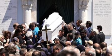 Το λευκό φέρετρο με τη σορό της Λένας Σαμαρά ενώ βγαίνει από την εκκλησία (φωτ.: EUROKINISSI/Μιχάλης Καραγιάννης)