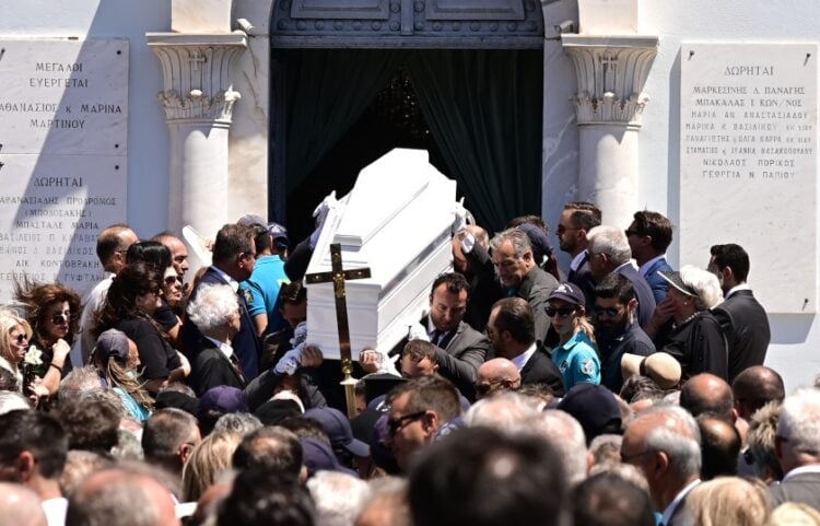 Το λευκό φέρετρο με τη σορό της Λένας Σαμαρά ενώ βγαίνει από την εκκλησία (φωτ.: EUROKINISSI/Μιχάλης Καραγιάννης)