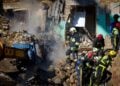 Ουκρανοί διασώστες σε κτήριο του Κιέβου που επλήγη από ρωσική πυραυλική επίθεση (φωτ.: x.com/ZelenskyyUa)