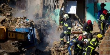 Ουκρανοί διασώστες σε κτήριο του Κιέβου που επλήγη από ρωσική πυραυλική επίθεση (φωτ.: x.com/ZelenskyyUa)