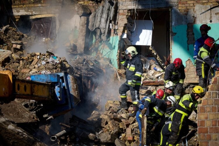 Ουκρανοί διασώστες σε κτήριο του Κιέβου που επλήγη από ρωσική πυραυλική επίθεση (φωτ.: x.com/ZelenskyyUa)