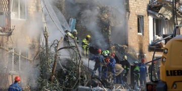 Διασώστες ψάχνουν για νεκρούς και εγκλωβισμένους σε πενταώροφο συγκρότημα κατοικιών στο Κίεβο που χτυπήθηκε από τους Ρώσους (φωτ.: EPA / Sergey Dolzhenko)