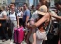 Στιγμιότυπο από το λιμάνι του Πειραιά όπου εκδρομείς περιμένουν να επιβιβαστούν σε πλοίο με προορισμό τις Κυκλάδες (φωτ. αρχείου: Eurokinissi/Γιάννης Παναγόπουλος)