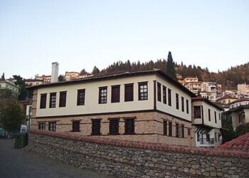 Το Μουσείο Μακεδονικού Αγώνα Καστοριάς στεγάζεται σε αρχοντικό του 18ου αιώνα, που αποτελούσε την οικία του Αναστασίου Πηχιών, Έλληνα Μακεδόνα αγωνιστή που έδρασε στη περιοχή του καζά Καστοριάς στα τέλη του 19ου αιώνα (φωτ.: Алиса Селезньова/el.wikipedia.org)