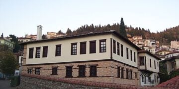 Το Μουσείο Μακεδονικού Αγώνα Καστοριάς στεγάζεται σε αρχοντικό του 18ου αιώνα, που αποτελούσε την οικία του Αναστασίου Πηχιών, Έλληνα Μακεδόνα αγωνιστή που έδρασε στη περιοχή του καζά Καστοριάς στα τέλη του 19ου αιώνα (φωτ.: Алиса Селезньова/el.wikipedia.org)