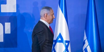 Ο Μπενιαμίν Νετανιάχου και οι σημαίες του Ισραήλ και του κόμματός του, του Λικούντ (φωτ.: EPA / Jim Hollander)