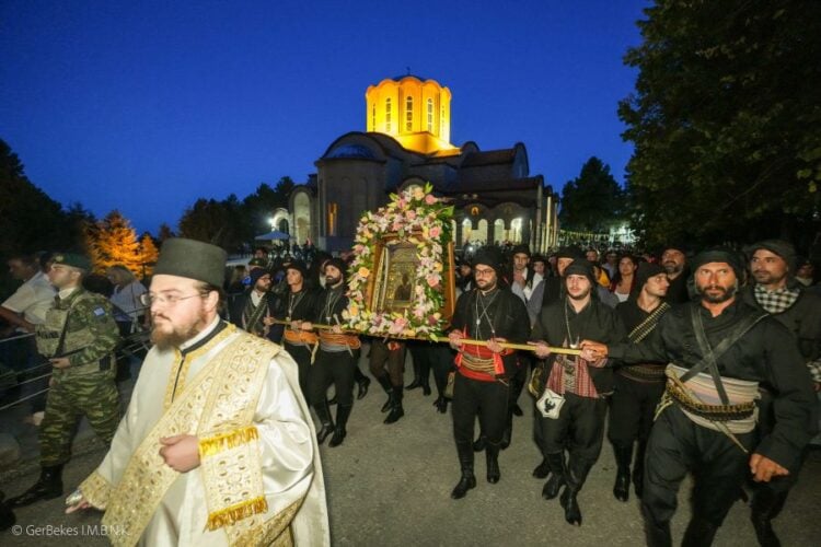 Εικόνα από τον Μέγα Πανηγυρικό Πολυαρχιερατικό Εσπερινό, το 2024, στην Παναγία Σουμελά, στο Βέρμιο (φωτ. αρχείου: flickr.com / imverias / Gerasimos Bekes)