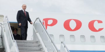 Ο Βλαντίμιρ Πούτιν επιβιβάζεται σε αεροσκάφος Ilyushin Il-96-300 της ειδικής πτητικής μοίρας Rossiya (φωτ.: EPA / Gavriil Grigorov / Sputnik / Kremlin / Pool)