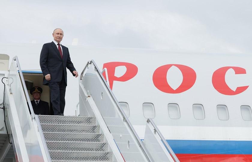 Ο Βλαντίμιρ Πούτιν επιβιβάζεται σε αεροσκάφος Ilyushin Il-96-300 της ειδικής πτητικής μοίρας Rossiya (φωτ.: EPA / Gavriil Grigorov / Sputnik / Kremlin / Pool)