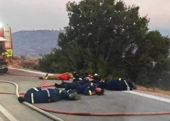 Εξουθενωμένοι πυροσβέστες στη Χίο (φωτ.: Facebook / Firefighting Greece)