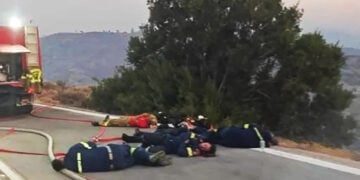 Εξουθενωμένοι πυροσβέστες στη Χίο (φωτ.: Facebook / Firefighting Greece)