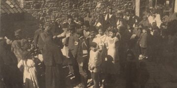 Εμβολιασμός στη μουσουλμανική συνοικία της Σμύρνης (πηγή: Εγκυκλοπαίδεια Μείζονος Ελληνισμού, Μ. Ασία/copyrights Εκδόσεις «Νέα Σύνορα»- Α.Α. Λιβάνη & Σία Ε.Ε.)